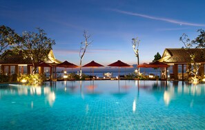 Outdoor pool, pool umbrellas, sun loungers - Sudamala Resort, Senggigi (Senggigi)