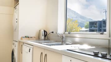 Fridge, microwave, stovetop, dishwasher