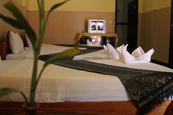 Pillow-top beds, minibar, in-room safe, individually decorated - Golden Noura Villa Pub & Restaurant (Phnom Penh)