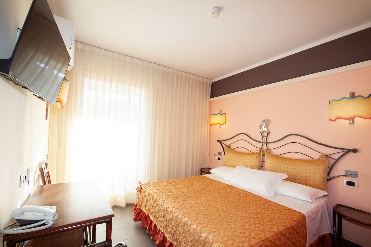 standard double or twin room | minibar, in-room safe, desk, free wifi