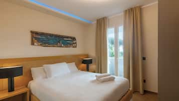 Family Studio Suite | Bar mini, peti besi dalam bilik, meja, ruang kerja komputer riba