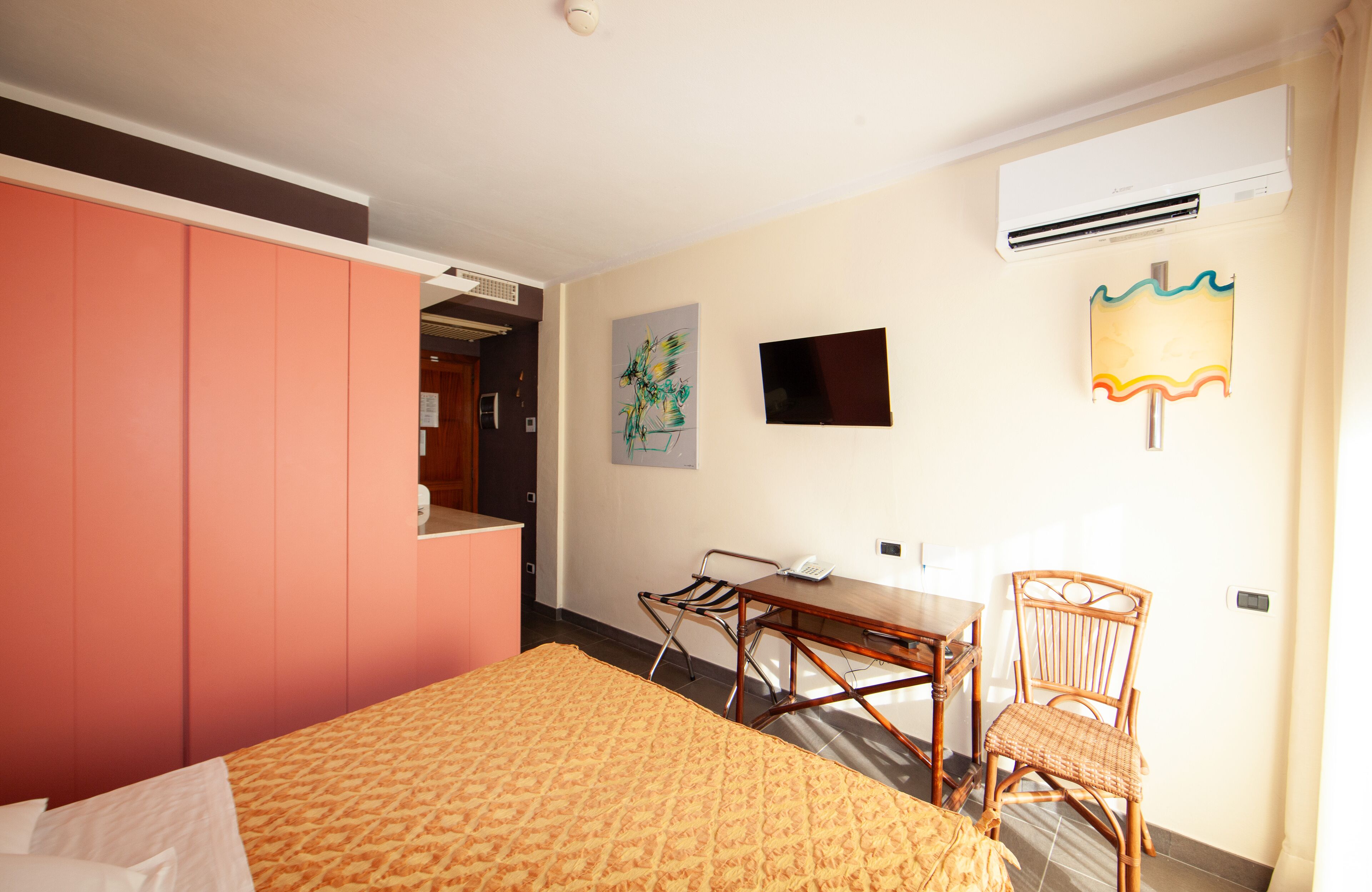standard double or twin room | minibar, in-room safe, desk, free wifi