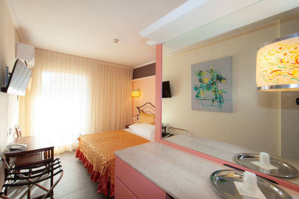 standard double or twin room | minibar, in-room safe, desk, free wifi