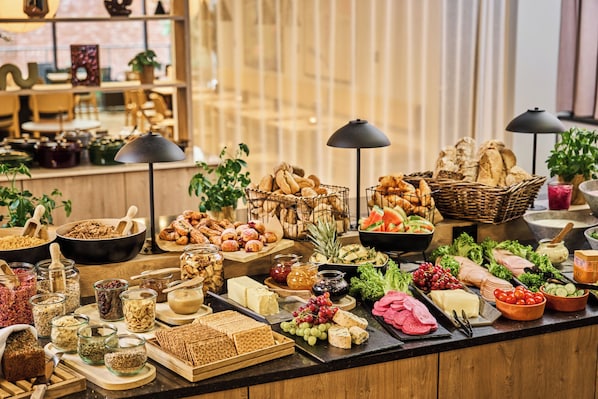 Daily buffet breakfast (NOK 195 per person) - Smarthotel Oslo (Oslo)