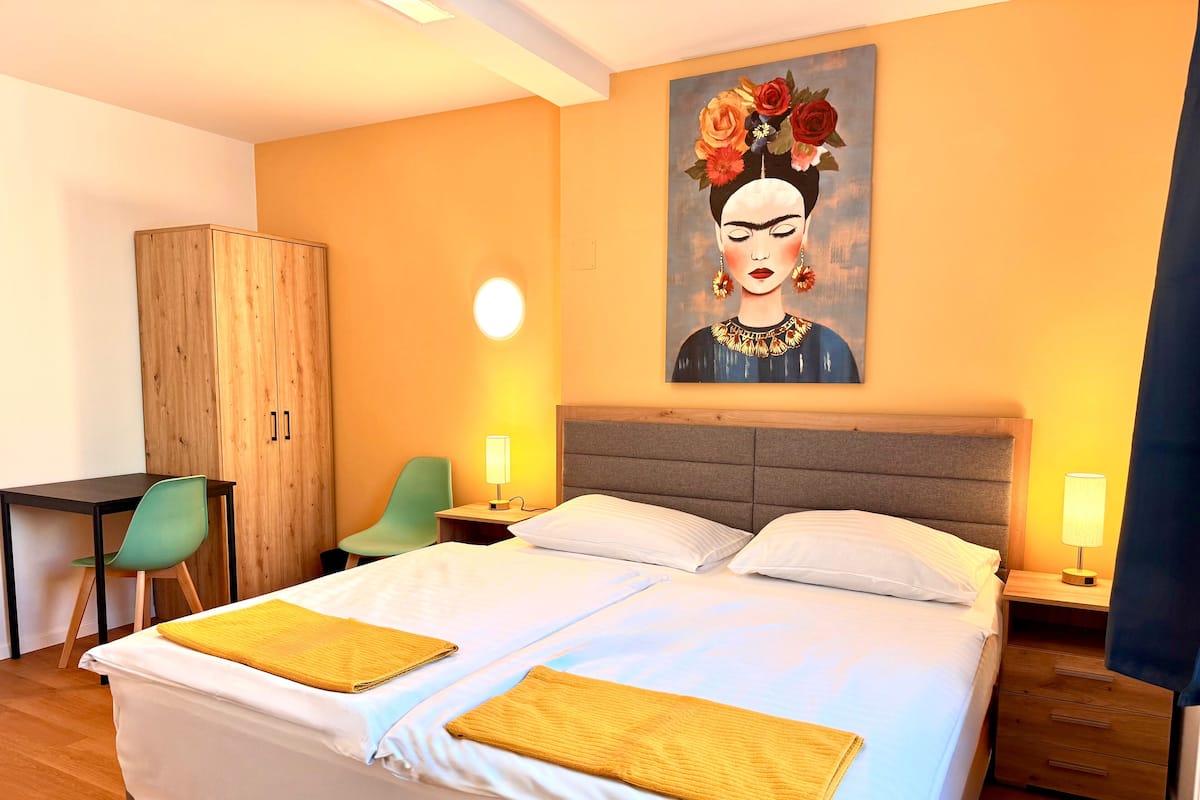 Tremannsrom | Allergitestet sengetøy, safe på rommet, skrivebord og strykejern/-brett