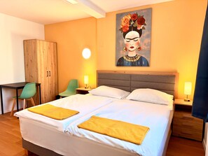 Triple Room | Hypo-allergenic bedding, in-room safe, desk, iron/ironing board - A&T Hotel & Hostel (Vienna)