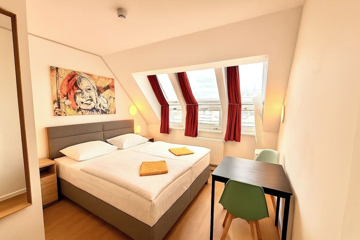 Comfort-Doppelzimmer | 1 bedroom, hypo-allergenic bedding, in-room safe, desk