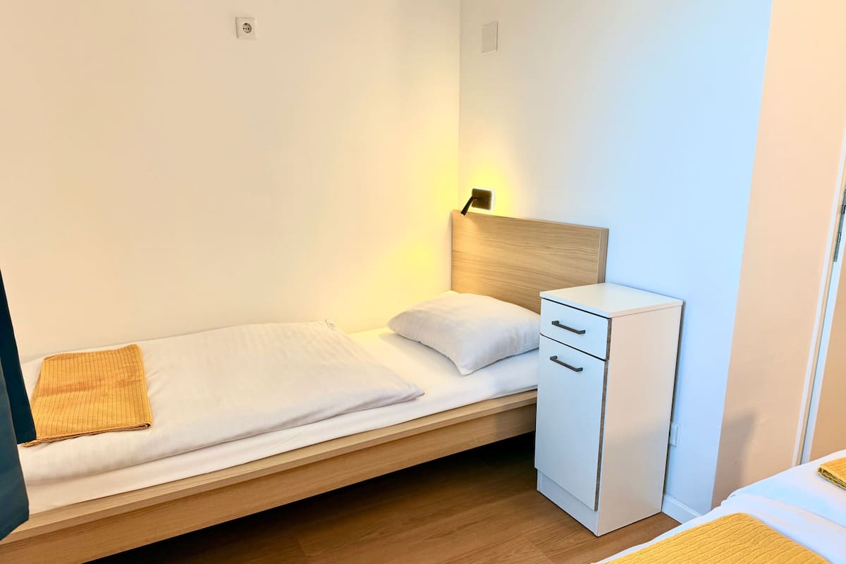 Allergitestet sengetøy, safe på rommet, skrivebord og strykejern/-brett