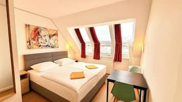 Allergitestet sengetøy, safe på rommet, skrivebord og strykejern/-brett