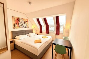 Hypo-allergenic bedding, in-room safe, desk, iron/ironing board - A&T Hotel & Hostel (Vienna)