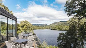 2 restaurantes, é servido café da manhã