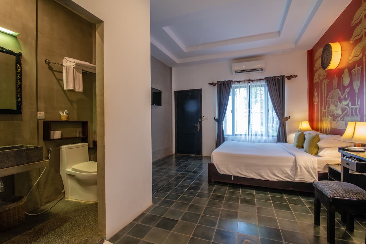 Deluxe Room - Free Airport Transfer | 3 bedrooms, down comforters, Select Comfort beds, in-room safe