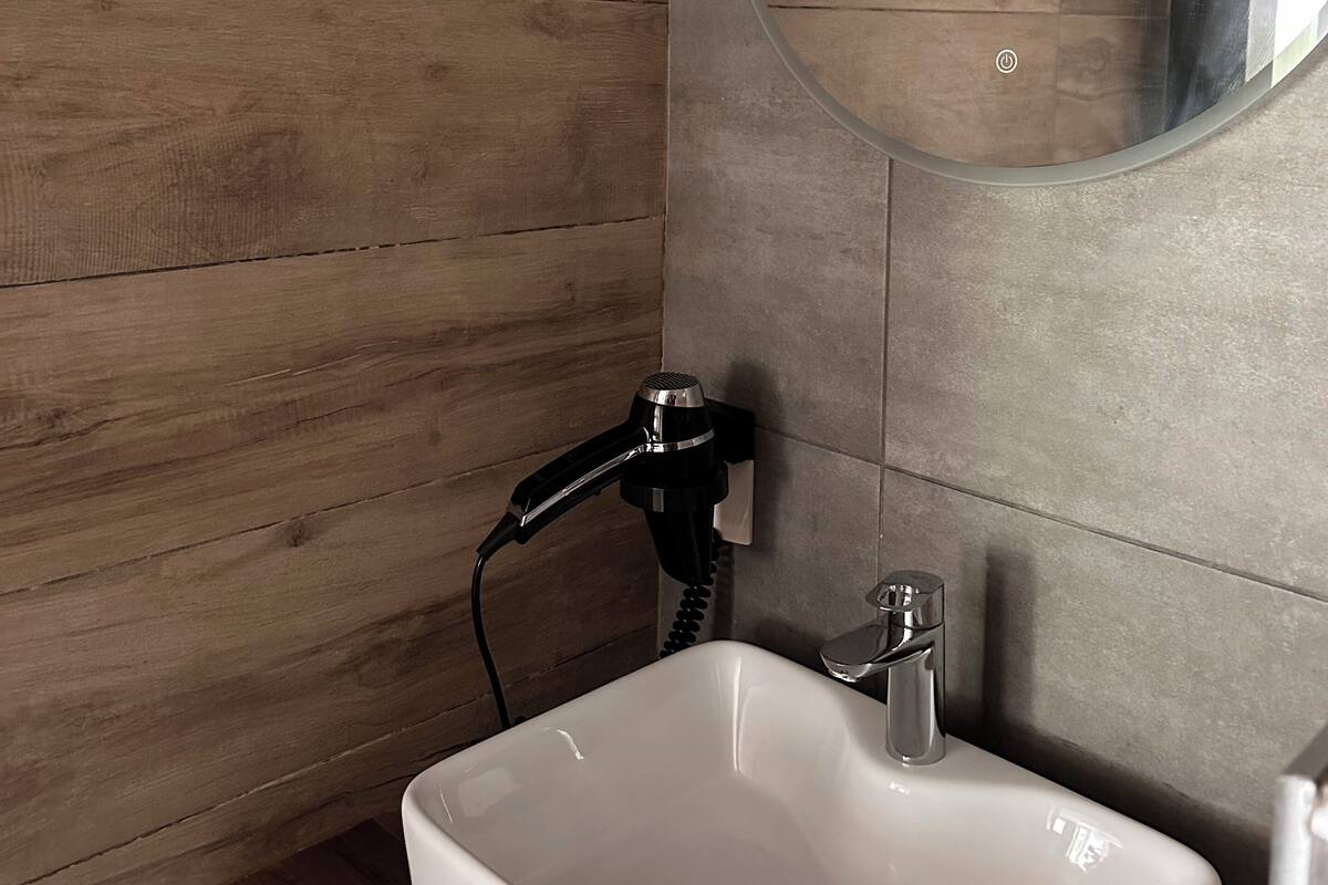 deluxe double room | bathroom | shower, hair dryer, towels