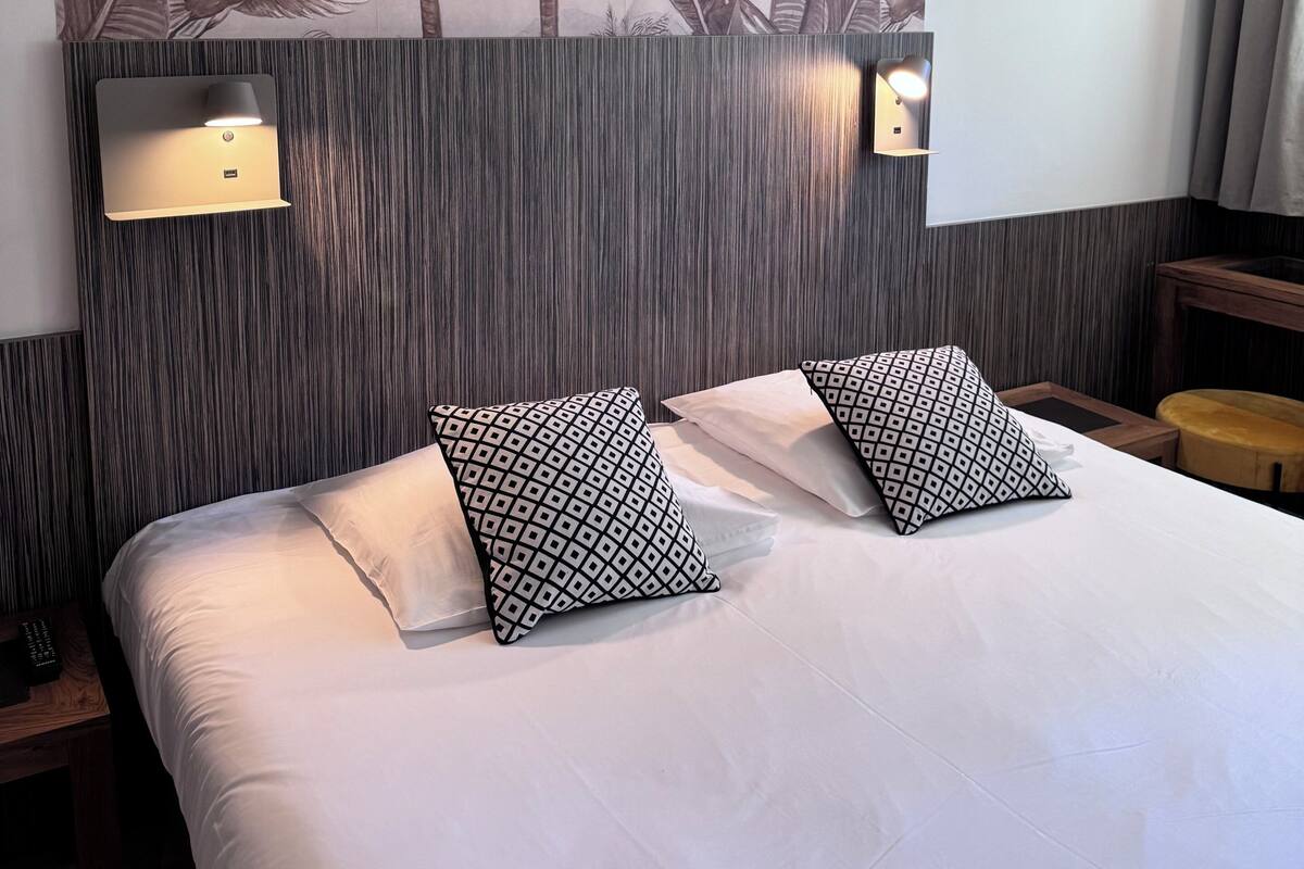 superior double room | desk, blackout curtains, soundproofing, iron/ironing board