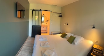 Habitación estándar doble | Escritorio, cortinas opacas, sistema de insonorización