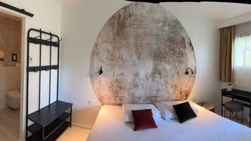 Comfort tweepersoonskamer | Een bureau, verduisterende gordijnen, geluiddichte muren