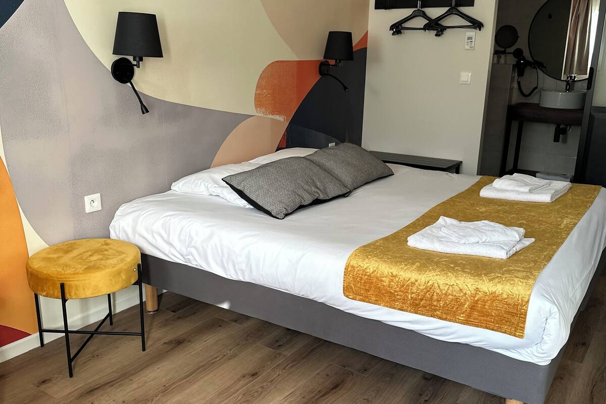 superior double room | desk, blackout curtains, soundproofing, iron/ironing board