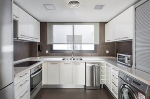 Refrigerador, microondas, horno, placa de cocina