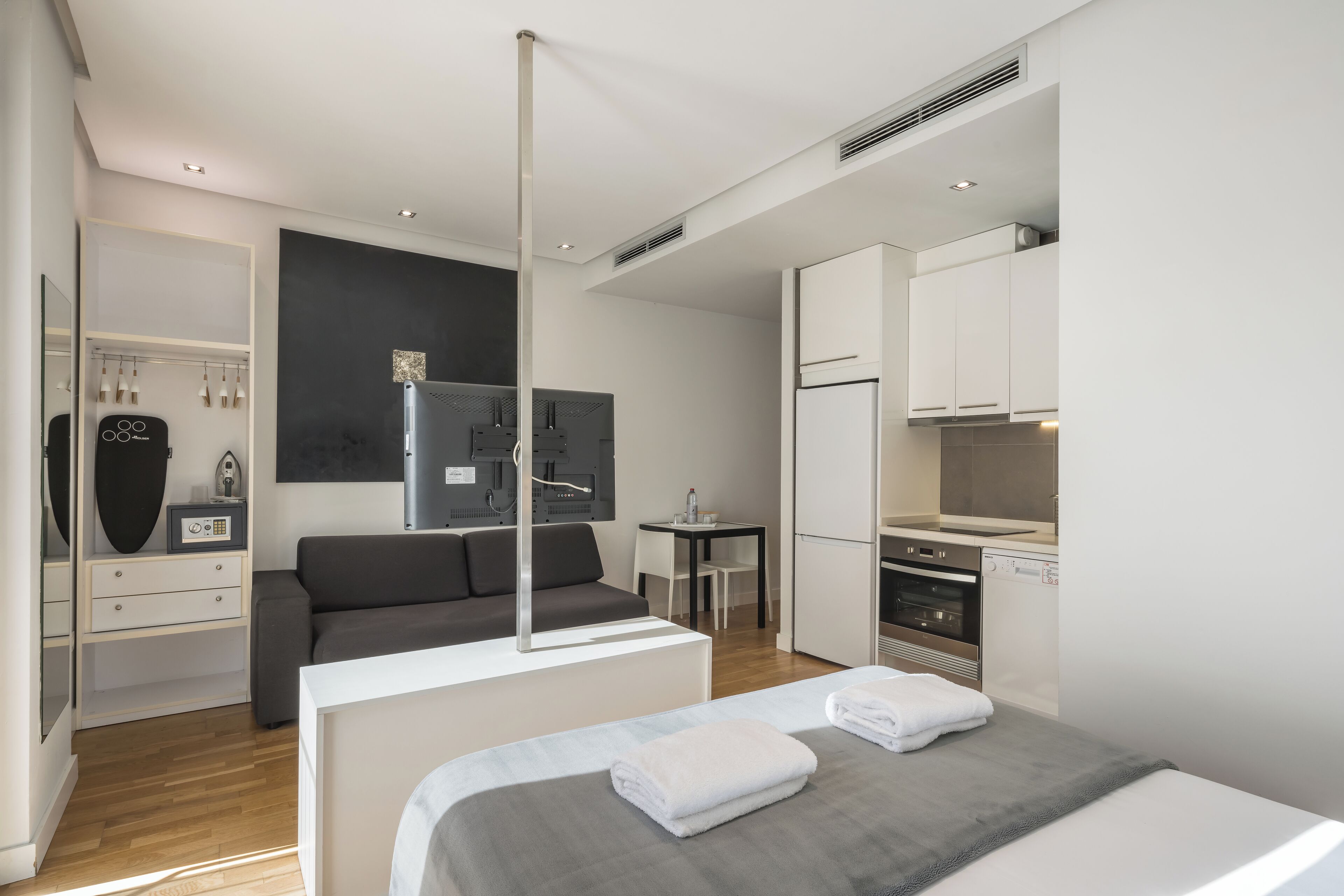 Studio, 1 Queen Bed | Soundproofing, iron/ironing board, free WiFi, bed sheets