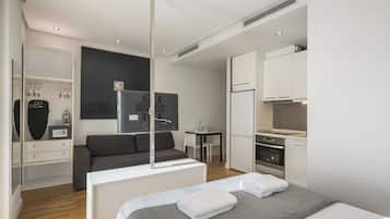 Studio, 1 Queen Bed | Soundproofing, iron/ironing board, free WiFi, bed sheets