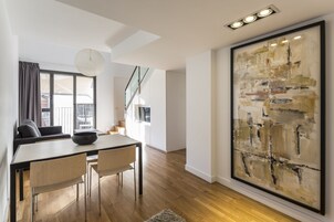 Apartamento, 4 habitaciones | Sistema de insonorización, tabla de planchar con plancha, wifi gratis