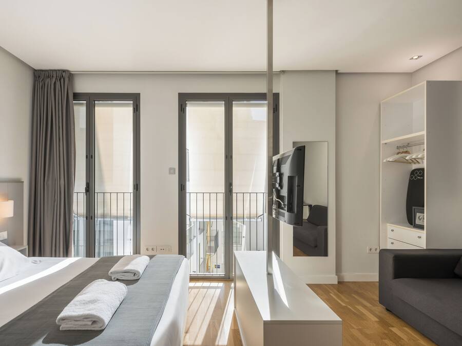 Studio, 1 Queen Bed | Soundproofing, iron/ironing board, free WiFi, bed sheets