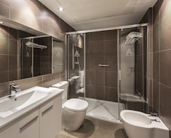 Apartamento, 3 habitaciones | Baño | Ducha y bañera combinadas y artículos de higiene personal gratuitos