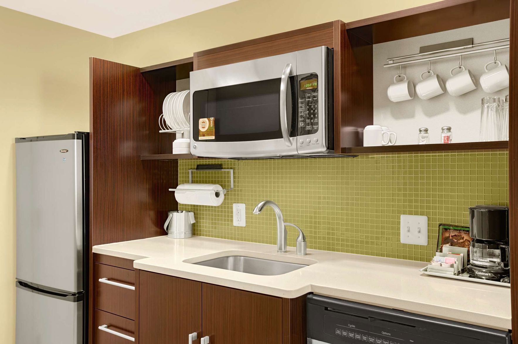 Private kitchen | Full-size fridge, microwave, dishwasher, coffee/tea maker