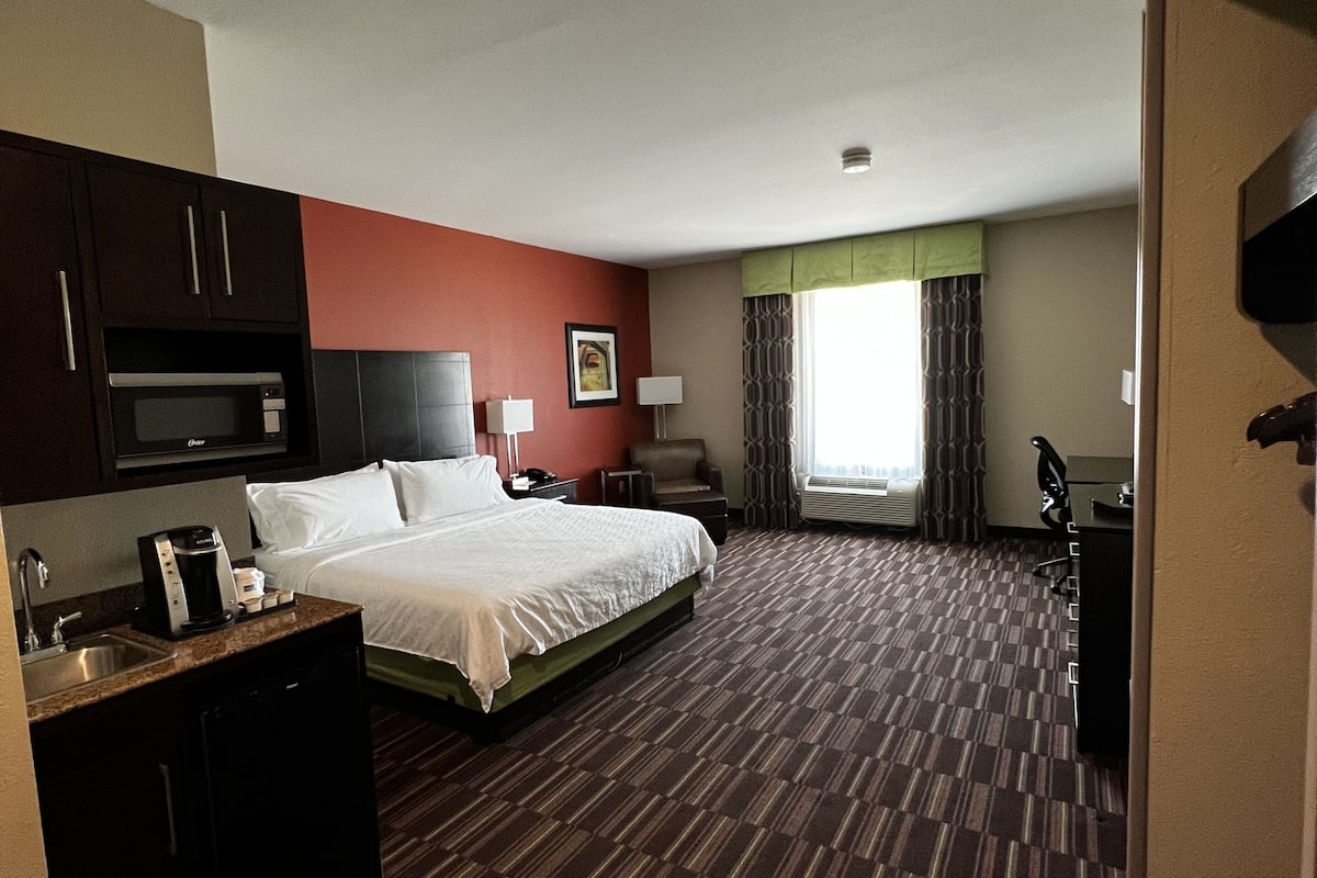 suite, 1 bedroom (1 king) | 1 bedroom, desk, iron/ironing board, cots/infant beds