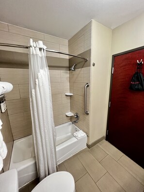 Quarto standard, 1 cama King, geladeira | Banheiro | Chuveiro/banheira combinados, secador de cabelo, toalhas de banho 