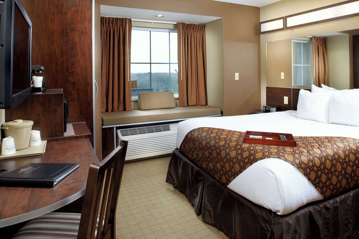 Room, 1 Queen Bed, Non Smoking | In-room safe, desk, blackout drapes, iron/ironing board