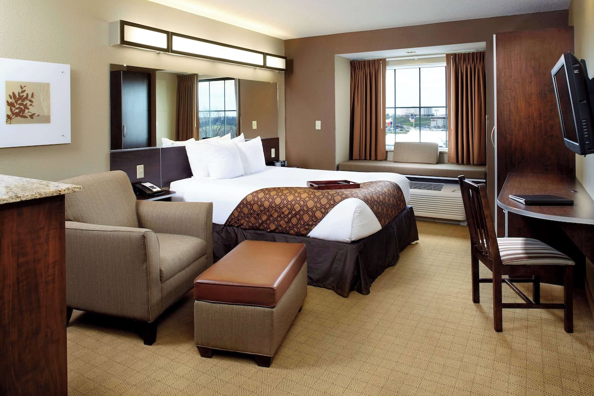 Room, 1 Queen Bed, Accessible, Non Smoking | In-room safe, desk, blackout drapes, iron/ironing board