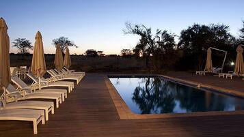 สระว่ายน้ำกลางแจ้ง, ร่มริมสระว่ายน้ำ, เก้าอี้อาบแดดริมสระ