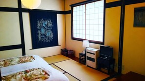 Japanese style Twin room with prive Bathroom | Down comforters, iron/ironing board, free cribs/infant beds, free WiFi - Rickshaw Inn (Takayama)