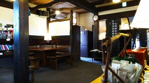Bar-salon dans le hall