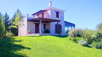 Vista frontal de la propiedad