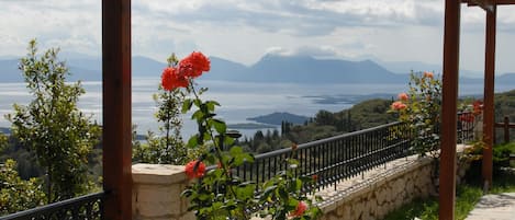 5 Außenpools, Sonnenschirme, Liegestühle