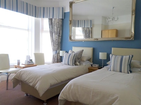 Twin Room, Ensuite. St Bernards Guesthouse