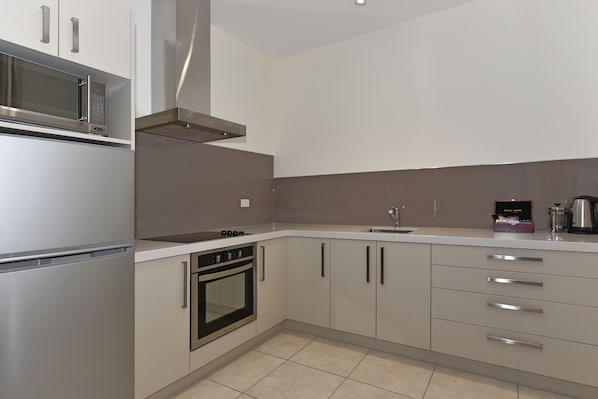 Refrigerador, microondas, placa de cocina, cafetera expreso