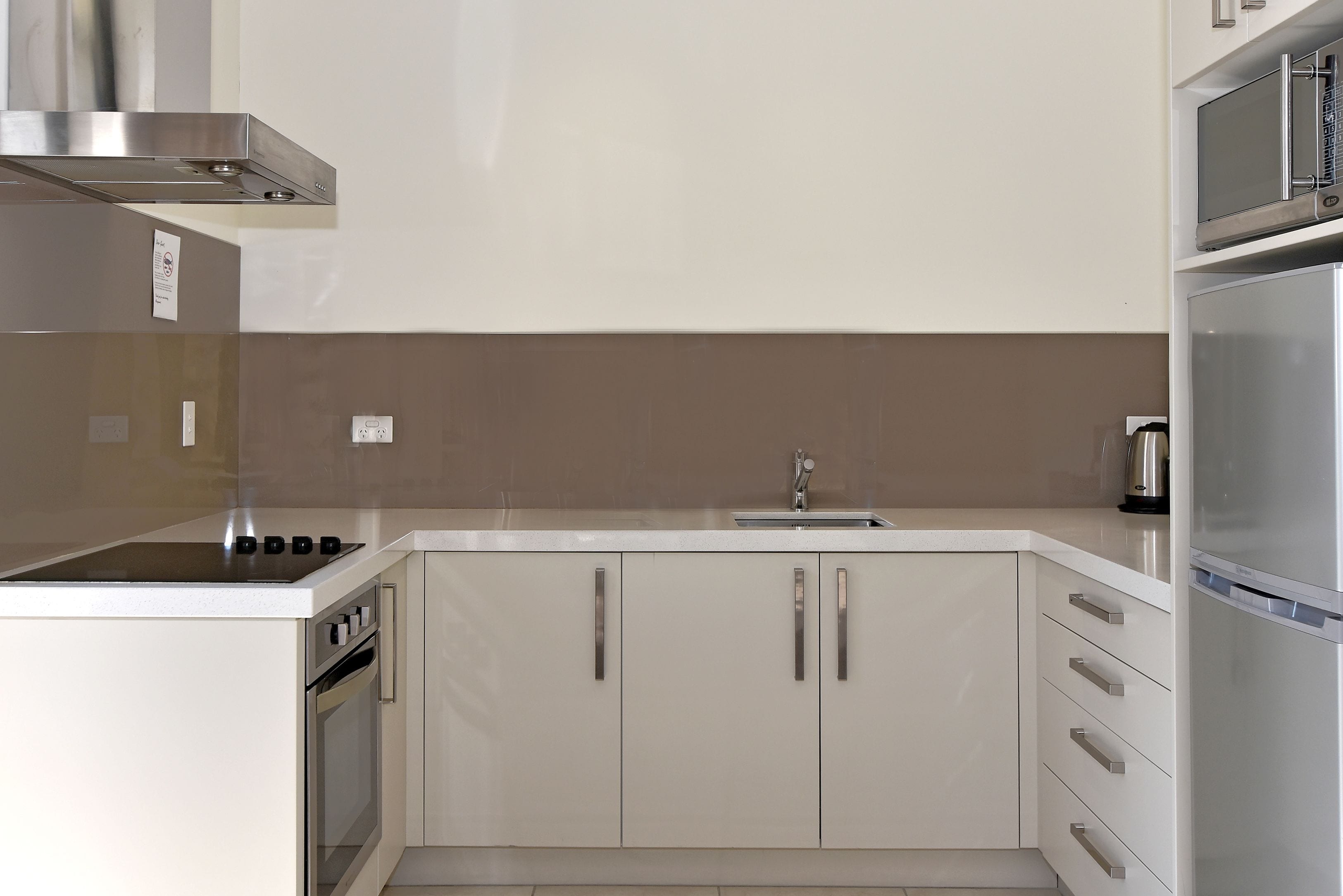 Refrigerador, microondas, placa de cocina, cafetera expreso
