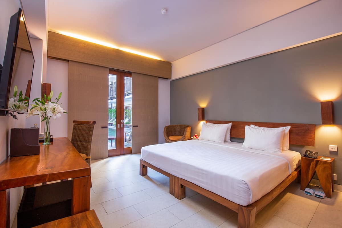 Lagoon Access Room | In-room safe, desk, laptop workspace, blackout curtains