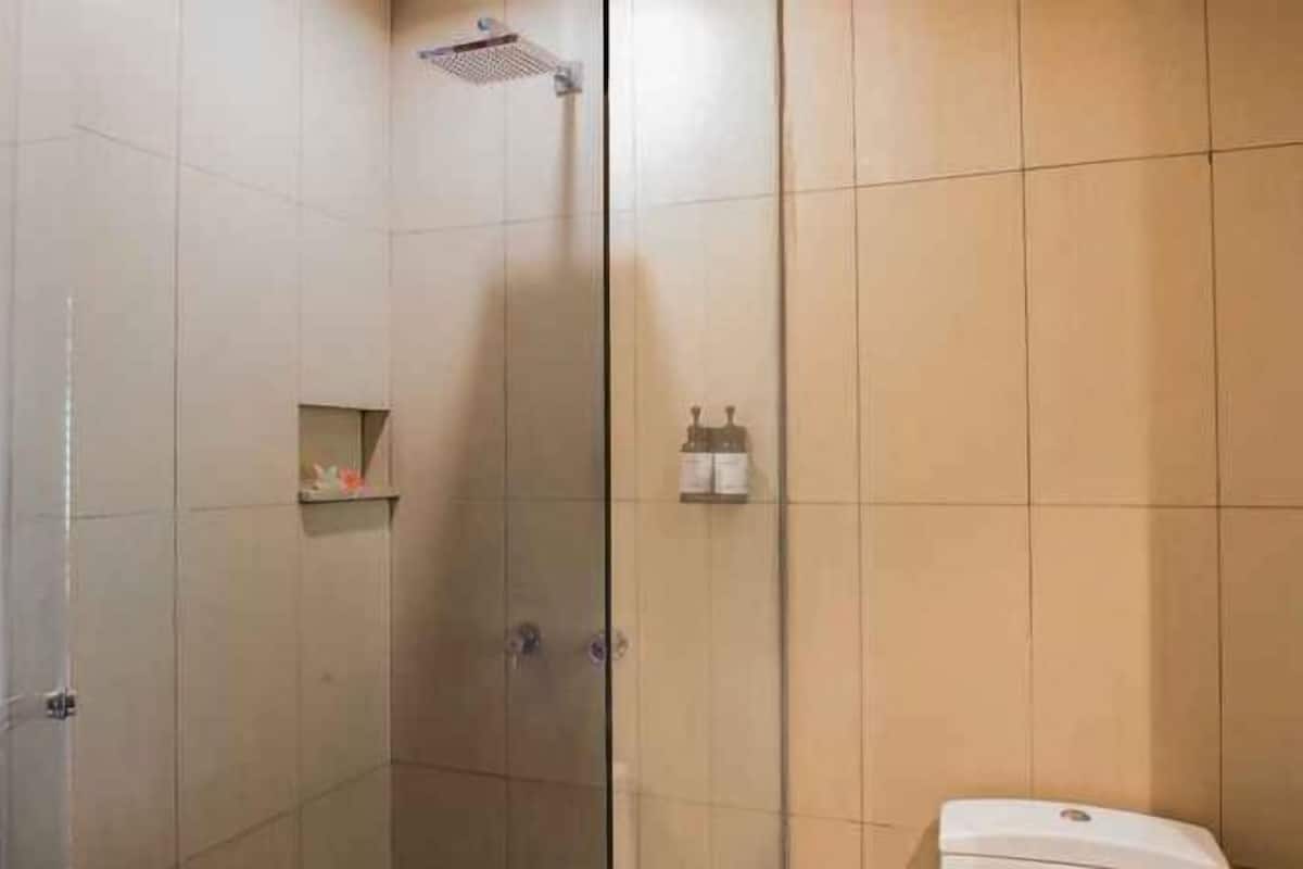 Shower, free toiletries, hair dryer, slippers