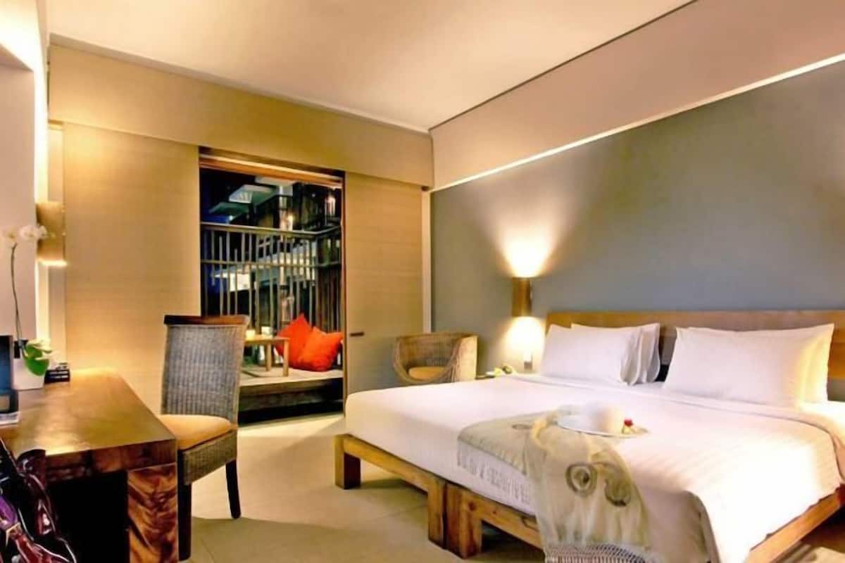 In-room safe, desk, laptop workspace, blackout curtains