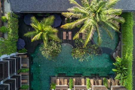 Outdoor pool, open 9:00 AM to 9:00 PM, pool umbrellas, sun loungers. THE 1O1 Bali Oasis Sanur