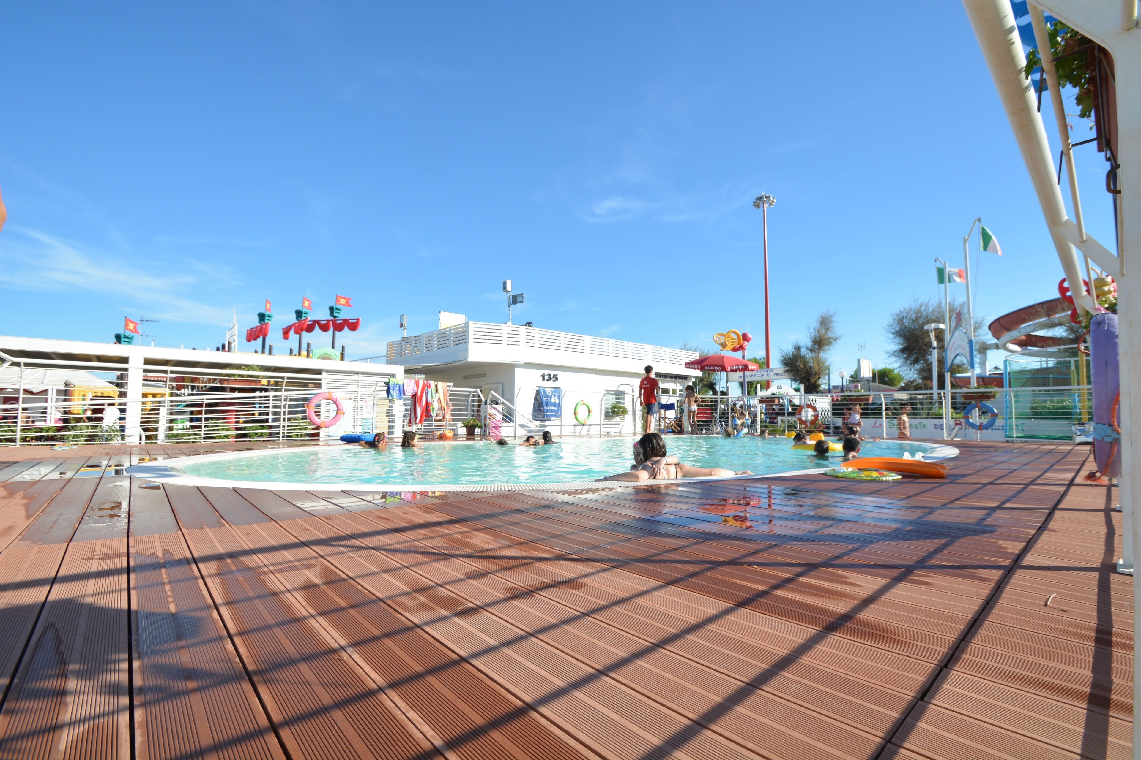 شاطئ خاص قريب، كرة طائرة على الشاطئ