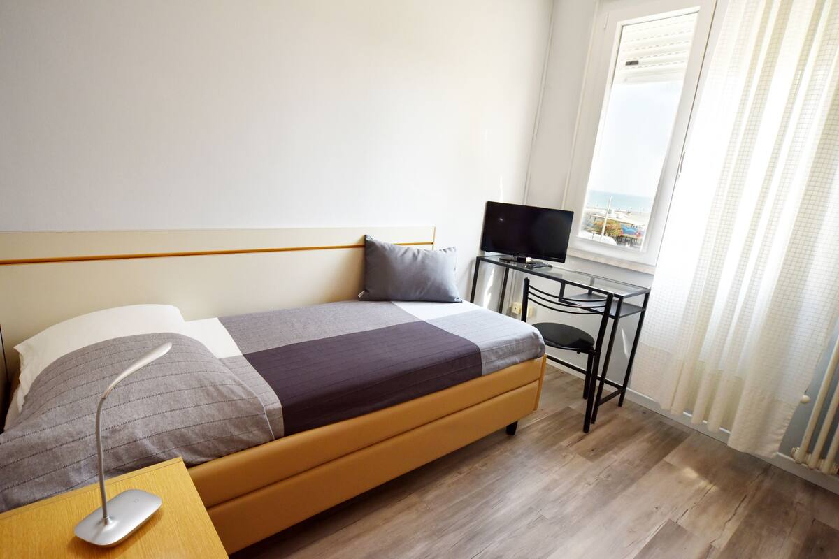 Standard Single Room | In-room safe, WiFi (free), bed sheets