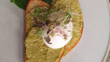 Tägliches inbegriffenes nach Wunsch zubereitetes Frühstück