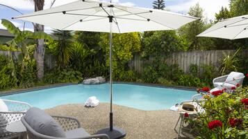 Außenpool, Liegestühle