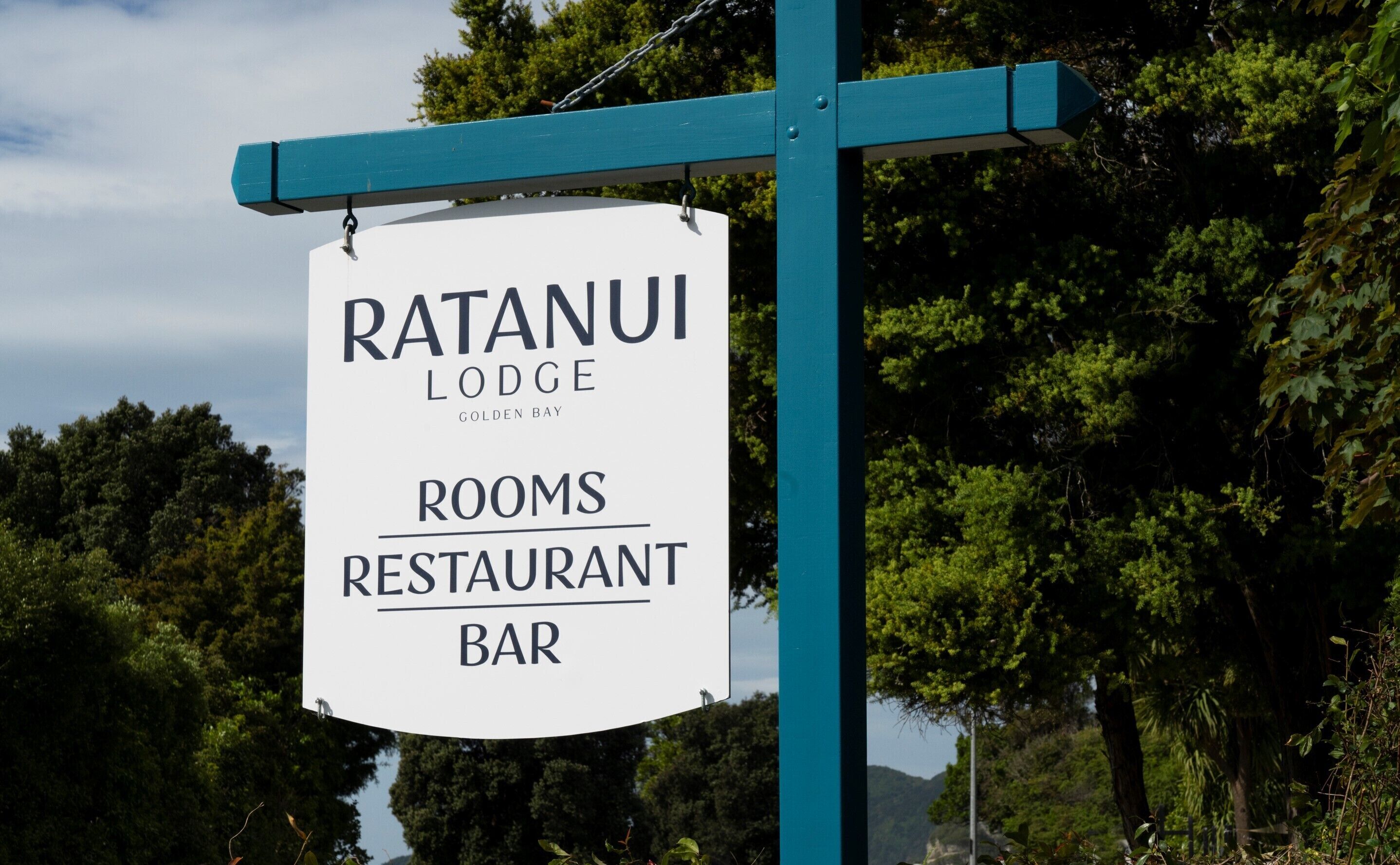 Un letrero para Ratanui Lodge, que indica que ofrece habitaciones, un restaurante y un bar.
