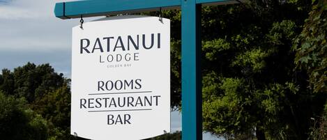 A sign for Ratanui Lodge, indicating it offers rooms, a restaurant, and a bar.